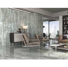 Woonkamer met marmeren vloer, fauteuils en een modern interieur