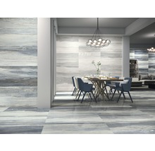 Lichte ruimte met eettafel, stoelen en tegels in marmerlook