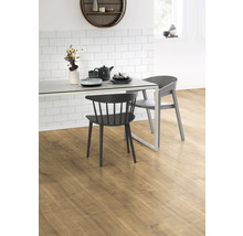 Woonkamer met houten vloer, tafel en stoelen
