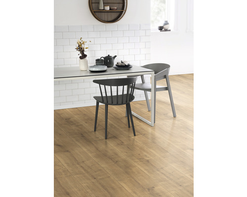 Woonkamer met houten vloer, tafel en stoelen