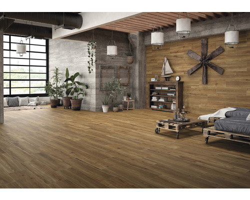 Woonkamer met houten vloer en decoratieve elementen voor een gezellige sfeer.