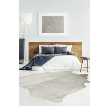Slaapkamer met houten bed, vloerkleed en decoratie