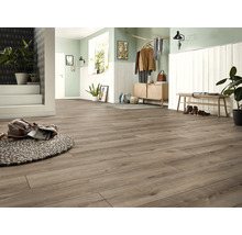 Lichte hal met laminaatvloer, dressoir en bank