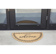 Halfronde deurmat met de tekst 'Hello welcome' voor een deur.