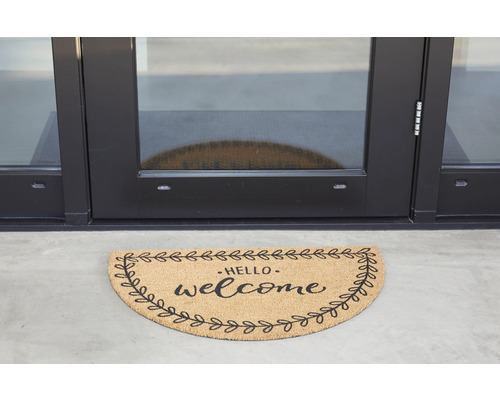 Halfronde deurmat met de tekst 'Hello welcome' voor een deur.