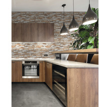 Moderne keuken met houten elementen, oven en wijnkoelkast