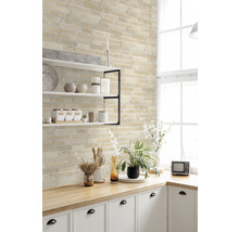 Keukenscène met bakstenen muur, plank en decoraties op het aanrecht