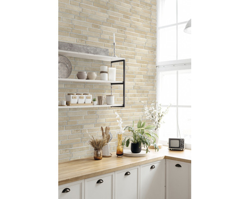 Keukenscène met bakstenen muur, plank en decoraties op het aanrecht
