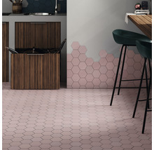 Een moderne keuken met zeshoekige tegels op de vloer en aan de muur.