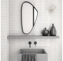 Moderne badkamer met wastafel, spiegel en opbergplank