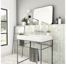 Lichte badkamer met wastafel op metalen frame, spiegel en handdoekenrek