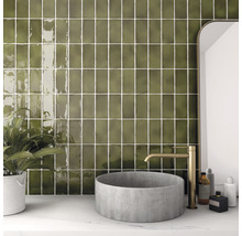 Badkamer met groene tegels, ronde wastafel en kraan