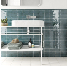 Badkamer met wastafel op rek en wandtegels