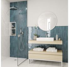Lichte badkamer met douche, wastafel en blauwe tegels