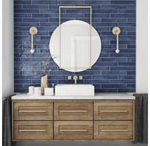 Badkamer met wastafelonderkast, opzetwastafel, spiegel en blauwe wandtegels