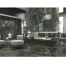 Een woonkamer met vloertegels en wandtegels in marmerdesign, een open haard en zitplaatsen creëert een elegante sfeer.