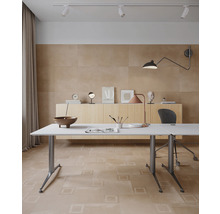 Kantoorruimte met bureau, opbergmeubels en keramische vloertegels in houtlook.