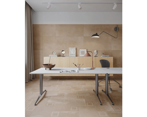 Kantoorruimte met bureau, opbergmeubels en keramische vloertegels in houtlook.
