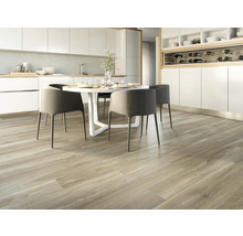 Lichte keukenruimte met houten vloer, eettafel en stoelen.