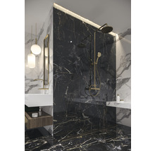 Badkamer met marmeren wanden, douche en wastafel