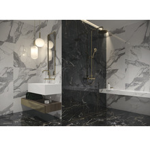 Moderne badkamer met wastafel, spiegel, douche en tegels in marmerlook