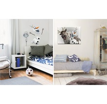 Twee kinderkamers met bedden, decoraties en meubels in een helder design.