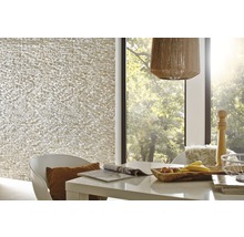 Lichte woonkamer met driedimensionale wandbekleding, eettafel en decoratie