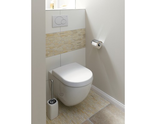 Wandcloset in badkamer met bedieningspaneel, toiletpapierhouder en toiletborstel