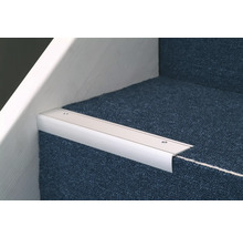 Aluminium trapprofiel op een met tapijt beklede trap