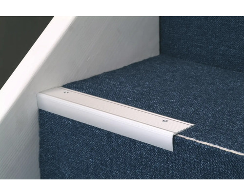 Aluminium trapprofiel op een met tapijt beklede trap