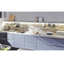 Keuken met spoelbak, kraan, keukengerei en decoratieve artikelen