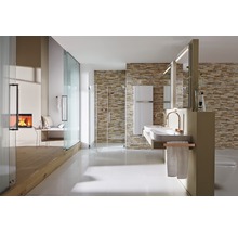 Lichte badkamer met douche, wastafel, spiegel en open haard