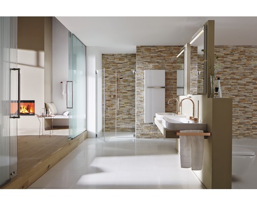 Lichte badkamer met douche, wastafel, spiegel en open haard