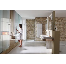 Lichte badkamer met dubbele wastafel, douche en open haard voor een moderne en ontspannen sfeer