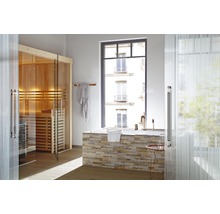 Badkamer met sauna, bad en raam met uitzicht op een gebouw