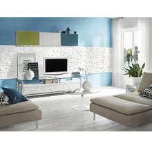 Woonkamer met televisie, bank en witte meubels in modern design