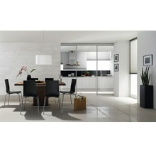 Moderne eetkamer met houten tafel, zwarte stoelen en open keuken