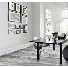 Lichte studeerkamer met bureau, stoel en wanddecoratie