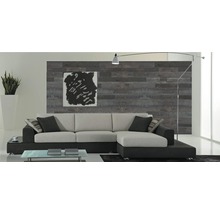 Woonkamer met bank, wandpanelen en kunstwerk