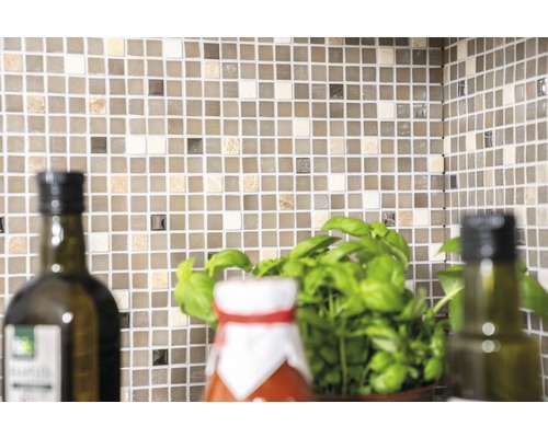Mozaïektegelwand in keuken met olijfolie en basilicum