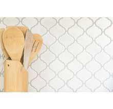 Houten keukengerei in houder voor een gempatroneerde wand