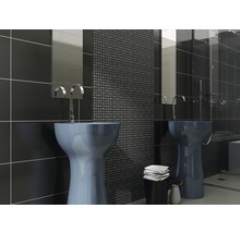 Moderne badkamer met wastafels, tegels en douche