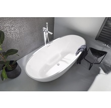 Moderne badkamer met vrijstaand bad, kraan en handdoekradiator
