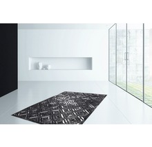 Modern interieur met een patroon tapijt in een lichte ruimte