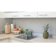 Keukenscène met spoelbak, kraan, snijplanken, keukenrol, fruitmand en ananas