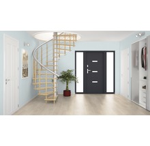 Entree met wenteltrap, voordeur en garderobe.