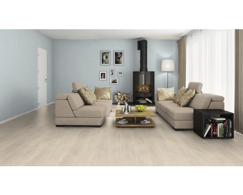 Lichte woonkamer met laminaatvloer, bank, open haard en decoratieve elementen.