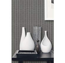 Decoratieve woonkamer met patroonbehang, diverse vazen en een rechthoekig dienblad op een tafel.