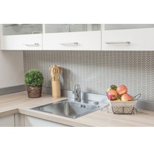 Keuken spoelbak met kraan, houten accessoires en decoratie op een licht aanrechtblad