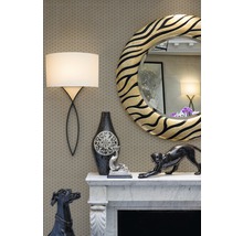 Decoratieve schouw met spiegel, lamp en decoratieve figuren op een mozaïekachtergrond.